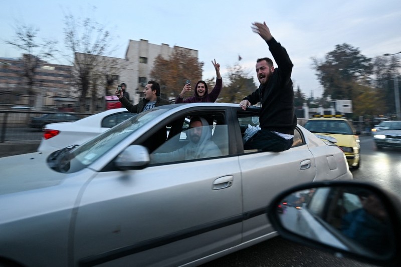 Orang- orang berkumpul di alun-alun utama Damaskus sambil melambaikan tangan dan meneriakkan 'Kebebasan' dari pemerintahan keluarga Assad yang telah berkuasa sekitar 50 tahun. (Photo by LOUAI BESHARA / AFP) Orang- orang berkumpul di alun-alun utama Damaskus sambil melambaikan tangan dan meneriakkan 'Kebebasan' dari pemerintahan keluarga Assad yang telah berkuasa sekitar 50 tahun. (Photo by LOUAI BESHARA / AFP)