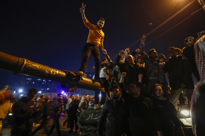 Orang- orang berkumpul di alun-alun utama Damaskus sambil melambaikan tangan dan meneriakkan 'Kebebasan' dari pemerintahan keluarga Assad yang telah berkuasa sekitar 50 tahun. (Photo by LOUAI BESHARA / AFP) Orang- orang berkumpul di alun-alun utama Damaskus sambil melambaikan tangan dan meneriakkan 'Kebebasan' dari pemerintahan keluarga Assad yang telah berkuasa sekitar 50 tahun. (Photo by LOUAI BESHARA / AFP)
