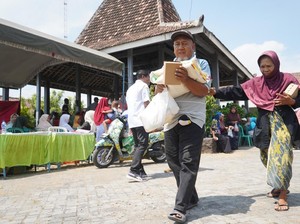 Sikapi Keluhan Warga, Pemkab Kediri Salurkan Ratusan Bantuan Paket Sembako