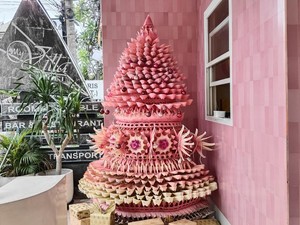 Pohon Natal Unik Berbahan Daun Lontar di Restoran Vegan Canggu