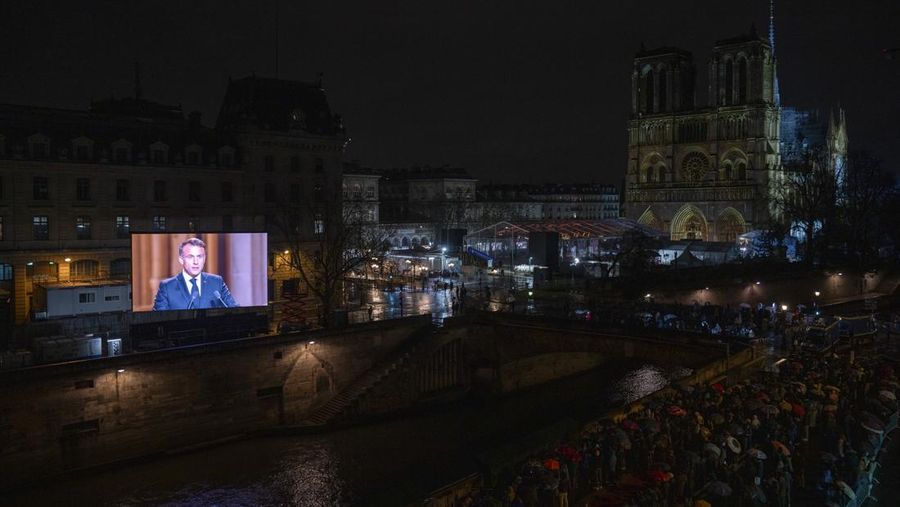 Lima tahun setelah kebakaran dahsyat yang meluluhlantakkan Katedral Notre Dame di Paris, landmark ikonis yang merupakan Situs Warisan Dunia UNESCO 2019 ini kembali dibuka untuk publik. (REUTERS/Christian Hartmann)