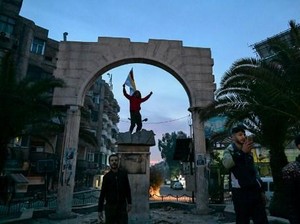 Momen Massa Robohkan Patung Mantan Presiden Suriah Hafez Al-Assad