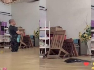 Viral Pria Salat di Tengah Banjir, Bagaimana dalam Pandangan Islam?