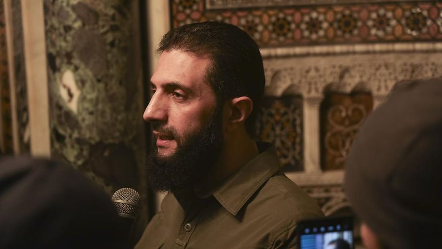 Abu Mohammed al-Golani berpidato di Masjid Umayyah di Damaskus, Minggu, 8 Desember 2024. (AP Photo/Omar Albam)
