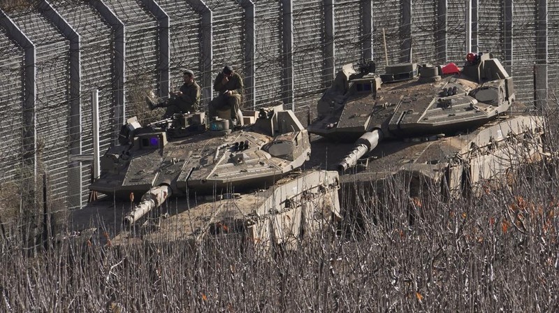 Tentara Israel berkumpul di dekat garis gencatan senjata antara Suriah dan Dataran Tinggi Golan yang diduduki Israel, 9 Desember 2024. REUTERS/Ammar Awad