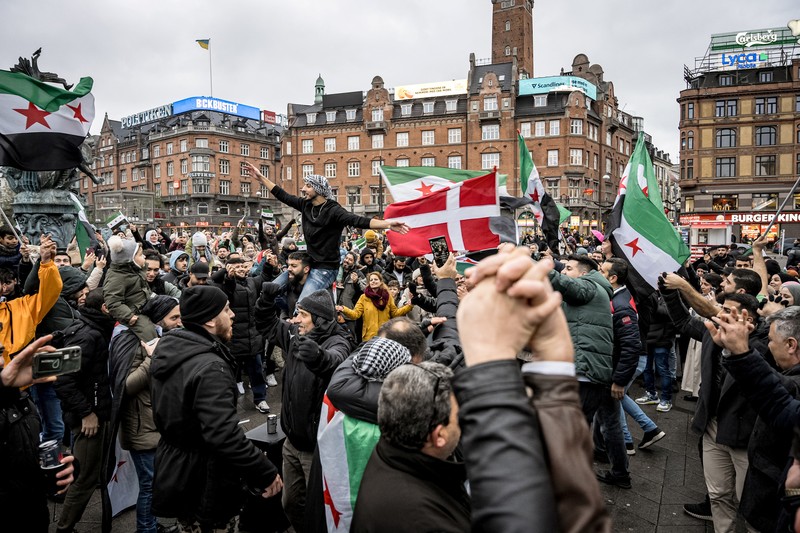 Orang-orang memegang bendera oposisi Suriah saat merayakan, setelah komando tentara Suriah memberi tahu para perwira pada hari Minggu bahwa pemerintahan otoriter Presiden Bashar al-Assad selama 24 tahun telah berakhir, seorang perwira Suriah yang diberitahu tentang tindakan tersebut mengatakan kepada Reuters, menyusul serangan pemberontak cepat yang mengejutkan dunia, di Aleppo, Suriah 8 Desember 2024. Orang-orang memegang bendera oposisi Suriah saat merayakan, setelah komando tentara Suriah memberi tahu para perwira pada hari Minggu bahwa pemerintahan otoriter Presiden Bashar al-Assad selama 24 tahun telah berakhir, seorang perwira Suriah yang diberitahu tentang tindakan tersebut mengatakan kepada Reuters, menyusul serangan pemberontak cepat yang mengejutkan dunia, di Aleppo, Suriah 8 Desember 2024. (REUTERS/Karam al-Masri)