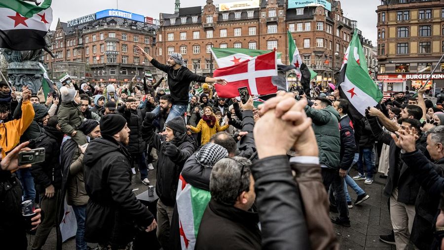 Orang-orang memegang bendera oposisi Suriah saat merayakan, setelah komando tentara Suriah memberi tahu para perwira pada hari Minggu bahwa pemerintahan otoriter Presiden Bashar al-Assad selama 24 tahun telah berakhir, seorang perwira Suriah yang diberitahu tentang tindakan tersebut mengatakan kepada Reuters, menyusul serangan pemberontak cepat yang mengejutkan dunia, di Aleppo, Suriah 8 Desember 2024. (REUTERS/Karam al-Masri)