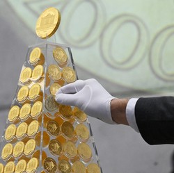 Potret Pohon Natal Termahal di Dunia, Terbuat dari Emas Seharga Rp87 M