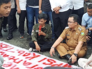 Hujan-hujanan, Bupati Tasik Dialog Bareng Pendemo di Hari Antikorupsi