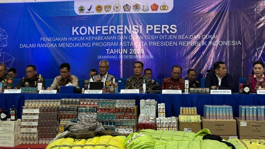 Direktur Jenderal Bea dan Cukai Askolani, Komisi XI Dewan Perwakilan Rakyat Republik Indonesia, dan Aparat Penegak Hukum memimpin langsung konferensi pers penindakan serta pemusnahan barang hasil penindakan pada Senin, 09 Desember 2024 di Tempat Penimbunan Pabean KPPBC TMP Tanjung Emas. (Dok Bea dan Cukai)