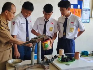 Ngalam Mbois: Guru di Malang Ubah Sampah Jadi Briket Ramah Lingkungan