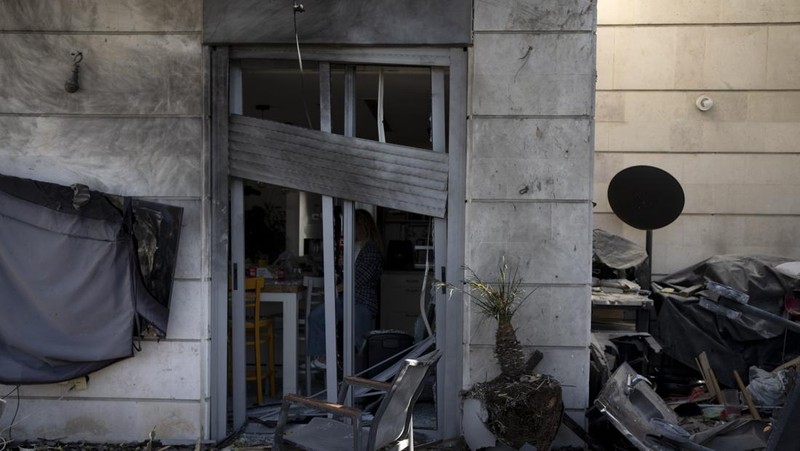 A drone view shows Israeli emergency services at the scene of a residential building which Israel's military said had been hit by a UAV that was likely fired from Yemen, in Yavne, Israel, December 9, 2024. REUTERS/Chen Kalifa Levi