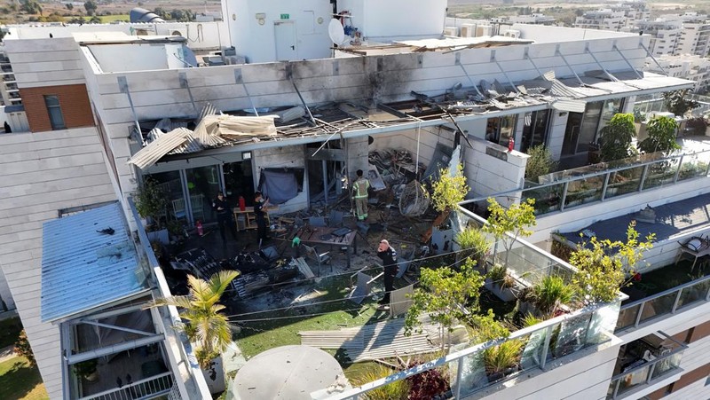 A drone view shows Israeli emergency services at the scene of a residential building which Israel's military said had been hit by a UAV that was likely fired from Yemen, in Yavne, Israel, December 9, 2024. REUTERS/Chen Kalifa Levi