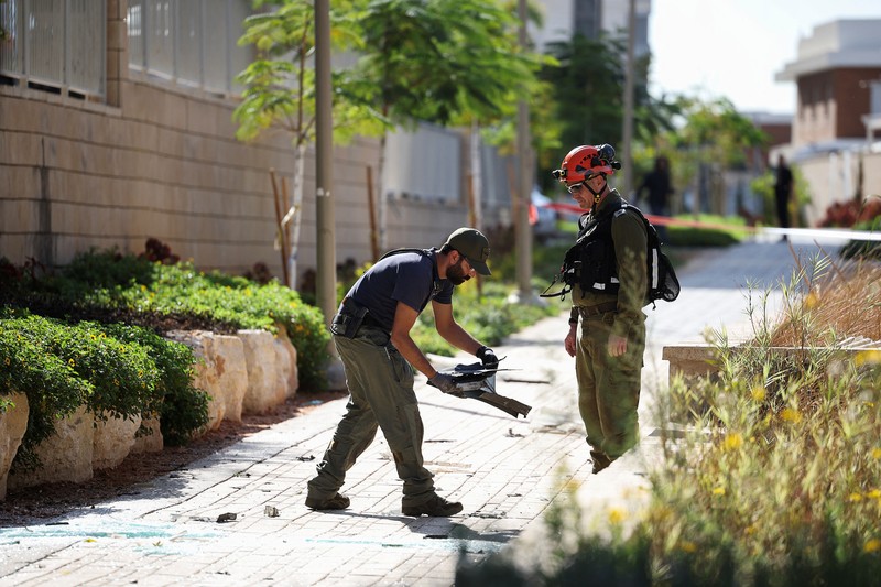 ISRAEL-PALESTINIANS/DRONE-STRIKE A drone view shows Israeli emergency services at the scene of a residential building which Israel's military said had been hit by a UAV that was likely fired from Yemen, in Yavne, Israel, December 9, 2024. REUTERS/Chen Kalifa Levi