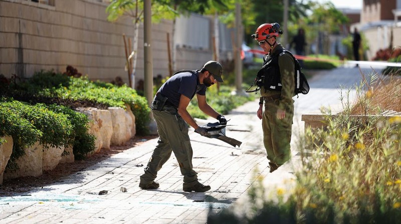 A drone view shows Israeli emergency services at the scene of a residential building which Israel's military said had been hit by a UAV that was likely fired from Yemen, in Yavne, Israel, December 9, 2024. REUTERS/Chen Kalifa Levi