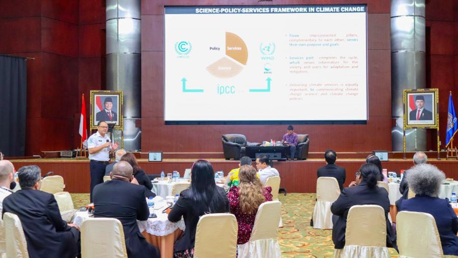 Kepala Badan Meteorologi, Klimatologi, dan Geofisika (BMKG) Dwikorita Karnawati melalui Deputi Bidang Modifikasi Cuaca, Tri Handoko Seto membuka sesi Asia Pacific Judicial Training on Environment and Climate Law Adjudication, yang diadakan di Auditorium BMKG Pusat, Jakarta, Kamis (5/12). (BMKG)
