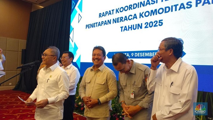 Konferensi Pers Menko Pangan bersama para menteri teknis dan kepala lembaga di Kantor Kemenko Pangan, Jakarta, Senin (9/12/2024). (CNBC Indonesia/Martyasari Rizky)