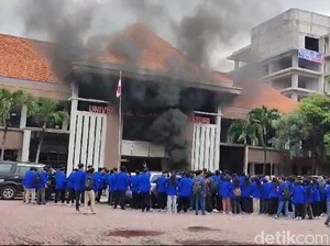 Pembangunan Mangkrak, Mahasiswa UNP Kediri Bakar-bakar di Kampus