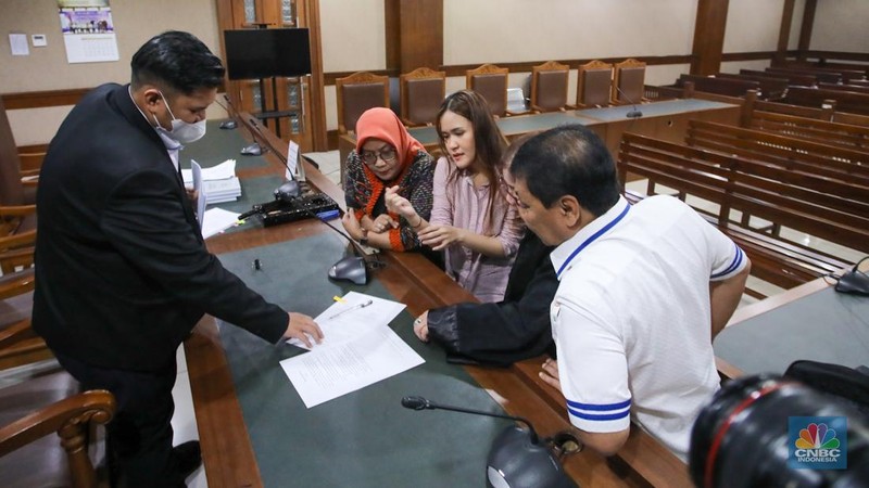 Mantan terpidana kasus pembunuhan berencana terhadap Wayan Mirna Salihin, Jessica Kumala Wongso menghadiri sidang lanjutan peninjauan kembali (PK) di Pengadilan Negeri Jakarta Pusat, Jakarta, Senin (9/12/2024).  (CNBC Indonesia/Faisal Rahman)