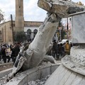 Potret Warga Hancurkan Patung Assad di Suriah, Kepalanya Putus