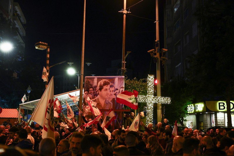 Orang-orang memegang bendera oposisi Suriah saat merayakan, setelah komando tentara Suriah memberi tahu para perwira pada hari Minggu bahwa pemerintahan otoriter Presiden Bashar al-Assad selama 24 tahun telah berakhir, seorang perwira Suriah yang diberitahu tentang tindakan tersebut mengatakan kepada Reuters, menyusul serangan pemberontak cepat yang mengejutkan dunia, di Aleppo, Suriah 8 Desember 2024. Orang-orang memegang bendera oposisi Suriah saat merayakan, setelah komando tentara Suriah memberi tahu para perwira pada hari Minggu bahwa pemerintahan otoriter Presiden Bashar al-Assad selama 24 tahun telah berakhir, seorang perwira Suriah yang diberitahu tentang tindakan tersebut mengatakan kepada Reuters, menyusul serangan pemberontak cepat yang mengejutkan dunia, di Aleppo, Suriah 8 Desember 2024. (REUTERS/Karam al-Masri)
