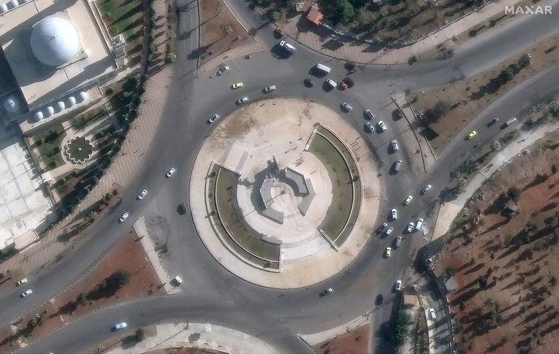 Orang-orang berdiri di dekat patung mantan presiden Suriah Hafez al-Assad yang rusak setelah pemberontak Suriah mengumumkan bahwa mereka telah menggulingkan Presiden Bashar al-Assad, di Qamishli, Suriah, 8 Desember 2024. Orang-orang berdiri di dekat patung mantan presiden Suriah Hafez al-Assad yang rusak setelah pemberontak Suriah mengumumkan bahwa mereka telah menggulingkan Presiden Bashar al-Assad, di Qamishli, Suriah, 8 Desember 2024. (REUTERS/Orhan Qereman)
