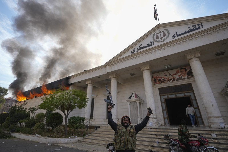 Orang-orang berjalan di ruang konferensi di dalam istana kepresidenan Presiden Suriah Bashar Assad di Damaskus, Suriah, Minggu, 8 Desember 2024. Orang-orang berjalan di ruang konferensi di dalam istana kepresidenan Presiden Suriah Bashar Assad di Damaskus, Suriah, Minggu, 8 Desember 2024. (AP Photo/Hussein Malla)