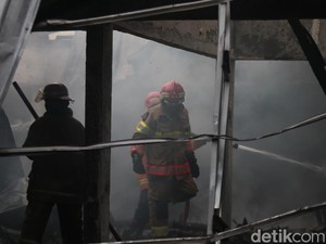 Polisi Pastikan Tak Ada Korban dalam Kebakaran Toko Perabotan di Sleman