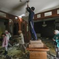 Potret Warga Suriah Jarah 'Istana' Mewah Bashar Al-Assad