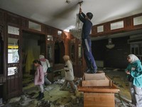 Potret Warga Suriah Jarah 'Istana' Mewah Bashar Al-Assad