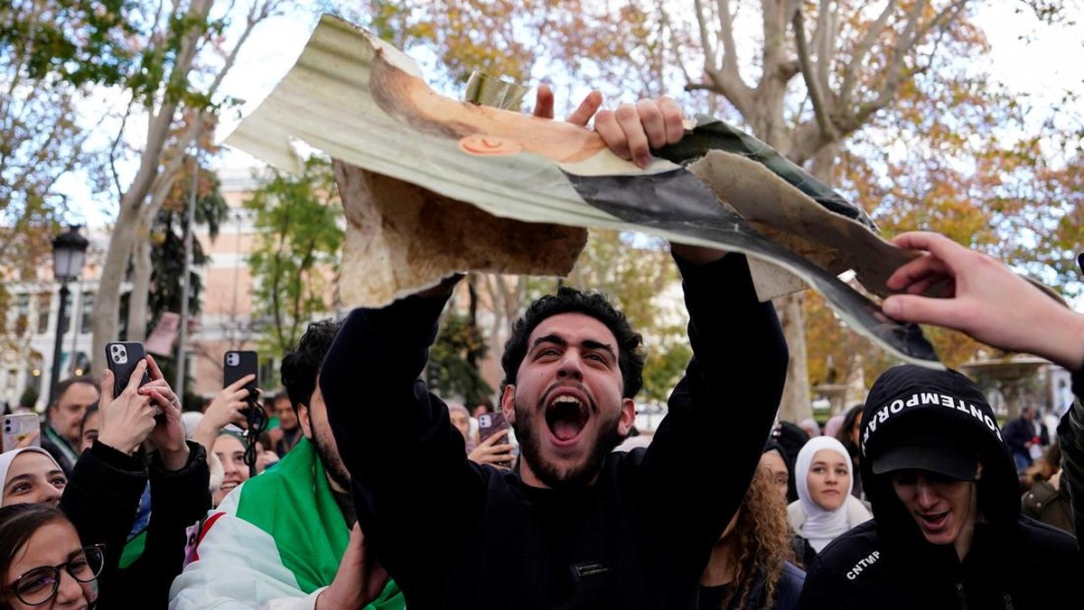 seseorang-merobek-gambar-bashar-al-assad-selama-demonstrasi-merayakan-jatuhnya-rezimnya-di-luar-kedutaan-suriah-di-madrid-span_169 Kelompok Islamis Seluruh Dunia Beri Selamat Kemenangan HTS di Suriah