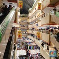 Suasana ITC Mangga Dua, Jakarta ramai pengunjung, Minggu (8/12/2024). (CNBC Indonesia/Damiana Cut Emeria)