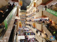 Suasana ITC Mangga Dua, Jakarta ramai pengunjung, Minggu (8/12/2024). (CNBC Indonesia/Damiana Cut Emeria)