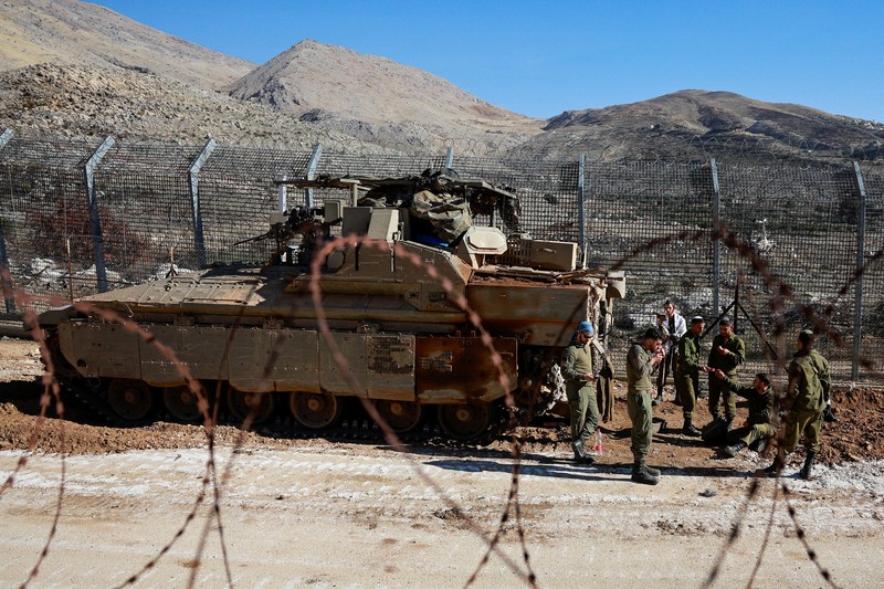 SYRIA-SECURITY/ISRAEL Tentara Israel berkumpul di dekat garis gencatan senjata antara Suriah dan Dataran Tinggi Golan yang diduduki Israel, 9 Desember 2024. REUTERS/Ammar Awad