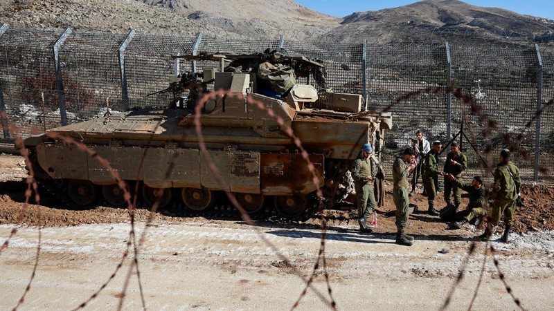 Tentara Israel berkumpul di dekat garis gencatan senjata antara Suriah dan Dataran Tinggi Golan yang diduduki Israel, 9 Desember 2024. REUTERS/Ammar Awad