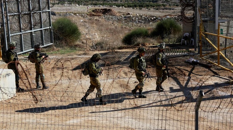 Tentara Israel berkumpul di dekat garis gencatan senjata antara Suriah dan Dataran Tinggi Golan yang diduduki Israel, 9 Desember 2024. REUTERS/Ammar Awad