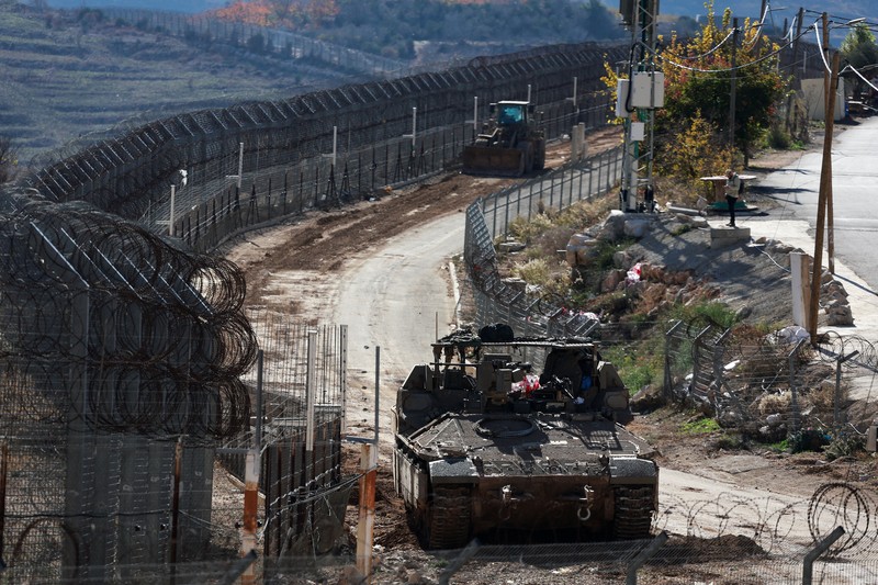 Tentara Israel berkumpul di dekat garis gencatan senjata antara Suriah dan Dataran Tinggi Golan yang diduduki Israel, 9 Desember 2024. REUTERS/Ammar Awad