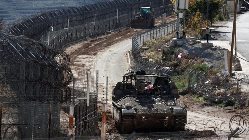 Tentara Israel berkumpul di dekat garis gencatan senjata antara Suriah dan Dataran Tinggi Golan yang diduduki Israel, 9 Desember 2024. REUTERS/Ammar Awad