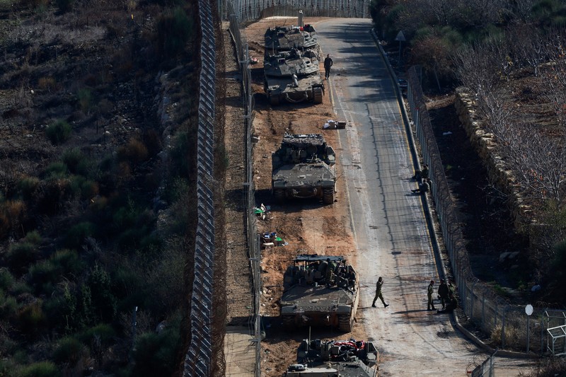 Tentara Israel berkumpul di dekat garis gencatan senjata antara Suriah dan Dataran Tinggi Golan yang diduduki Israel, 9 Desember 2024. REUTERS/Ammar Awad