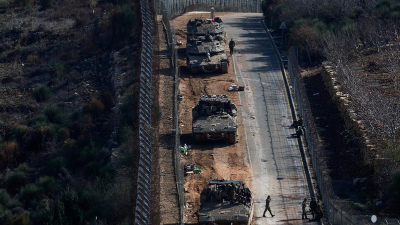 Tentara Israel berkumpul di dekat garis gencatan senjata antara Suriah dan Dataran Tinggi Golan yang diduduki Israel, 9 Desember 2024. REUTERS/Ammar Awad