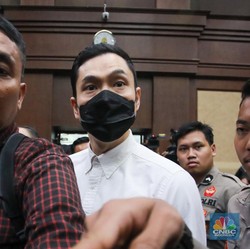 Datang Dengan Kemeja Putih, Harvey Moeis Jalani Sidang Tuntutan