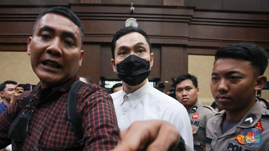 Terdakwa kasus dugaan korupsi tata niaga komoditas timah di wilayah izin usaha pertambangan (IUP) PT Timah tahun 2015-2022 Harvey Moeis tiba untuk menjalani sidang Pembacaan Tuntutan di Pengadilan Tipikor, Jakarta, Senin (9/12/2024).  (վ/Faisal Rahman)