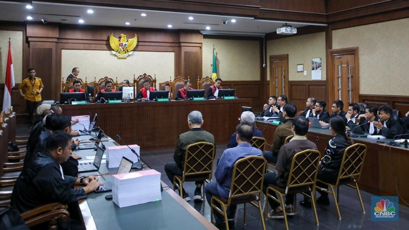 Terdakwa kasus dugaan korupsi tata niaga komoditas timah di wilayah izin usaha pertambangan (IUP) PT Timah tahun 2015-2022, Harvey Moeis saat menjalani sidang Pembacaan Tuntutan di Pengadilan Tipikor, Jakarta, Senin (9/12/2024). (CNBC Indonesia/Faisal Rahman)