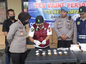 10 Personel Unit Jantanras Polres Sampang Dites Urine, Ini Hasilnya