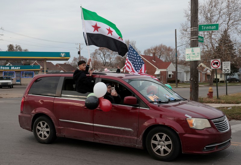 Orang-orang memegang bendera oposisi Suriah saat merayakan, setelah komando tentara Suriah memberi tahu para perwira pada hari Minggu bahwa pemerintahan otoriter Presiden Bashar al-Assad selama 24 tahun telah berakhir, seorang perwira Suriah yang diberitahu tentang tindakan tersebut mengatakan kepada Reuters, menyusul serangan pemberontak cepat yang mengejutkan dunia, di Aleppo, Suriah 8 Desember 2024. Orang-orang memegang bendera oposisi Suriah saat merayakan, setelah komando tentara Suriah memberi tahu para perwira pada hari Minggu bahwa pemerintahan otoriter Presiden Bashar al-Assad selama 24 tahun telah berakhir, seorang perwira Suriah yang diberitahu tentang tindakan tersebut mengatakan kepada Reuters, menyusul serangan pemberontak cepat yang mengejutkan dunia, di Aleppo, Suriah 8 Desember 2024. (REUTERS/Karam al-Masri)