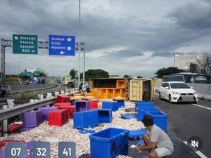 Waspadai Truk Terguling di Tol Waru Arah Juanda