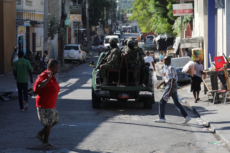 Anggota Angkatan Bersenjata Haiti berpatroli di daerah tersebut saat orang-orang meninggalkan rumah setelah kekerasan geng bersenjata selama akhir pekan, banyak yang tergabung dalam aliansi yang dikenal sebagai Viv Ansanm, di pinggiran kota Poste Marchand, di Port-au-Prince, Haiti, 9 Desember 2024. Anggota Angkatan Bersenjata Haiti berpatroli di daerah tersebut saat orang-orang meninggalkan rumah setelah kekerasan geng bersenjata selama akhir pekan, banyak yang tergabung dalam aliansi yang dikenal sebagai Viv Ansanm, di pinggiran kota Poste Marchand, di Port-au-Prince, Haiti, 9 Desember 2024. (REUTERS/Ralph Tedy Erol)