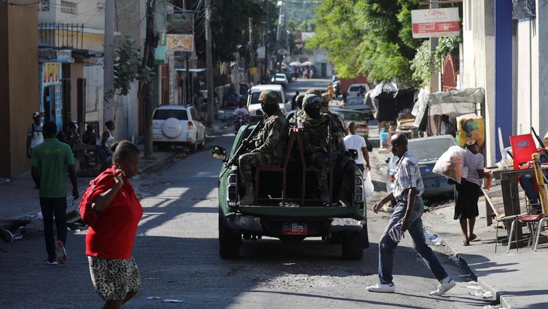 Anggota Angkatan Bersenjata Haiti berpatroli di daerah tersebut saat orang-orang meninggalkan rumah setelah kekerasan geng bersenjata selama akhir pekan, banyak yang tergabung dalam aliansi yang dikenal sebagai Viv Ansanm, di pinggiran kota Poste Marchand, di Port-au-Prince, Haiti, 9 Desember 2024. (REUTERS/Ralph Tedy Erol)