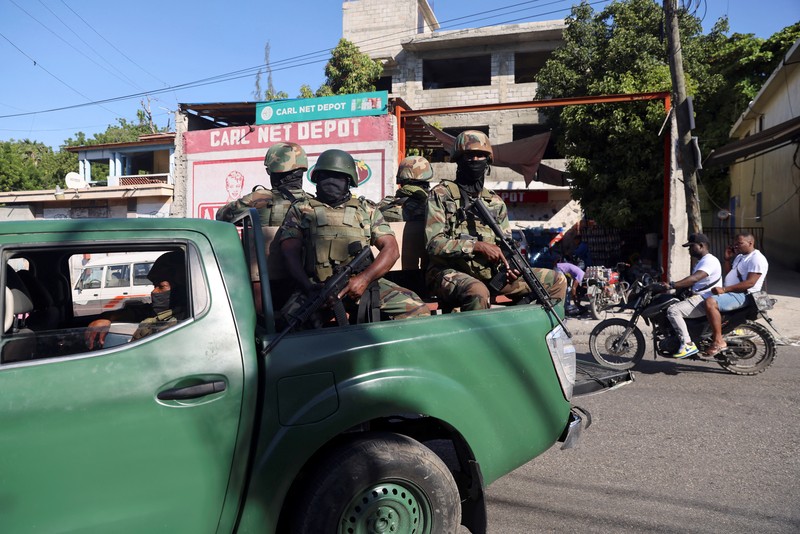 Anggota Angkatan Bersenjata Haiti berpatroli di daerah tersebut saat orang-orang meninggalkan rumah setelah kekerasan geng bersenjata selama akhir pekan, banyak yang tergabung dalam aliansi yang dikenal sebagai Viv Ansanm, di pinggiran kota Poste Marchand, di Port-au-Prince, Haiti, 9 Desember 2024. Anggota Angkatan Bersenjata Haiti berpatroli di daerah tersebut saat orang-orang meninggalkan rumah setelah kekerasan geng bersenjata selama akhir pekan, banyak yang tergabung dalam aliansi yang dikenal sebagai Viv Ansanm, di pinggiran kota Poste Marchand, di Port-au-Prince, Haiti, 9 Desember 2024. (REUTERS/Ralph Tedy Erol)