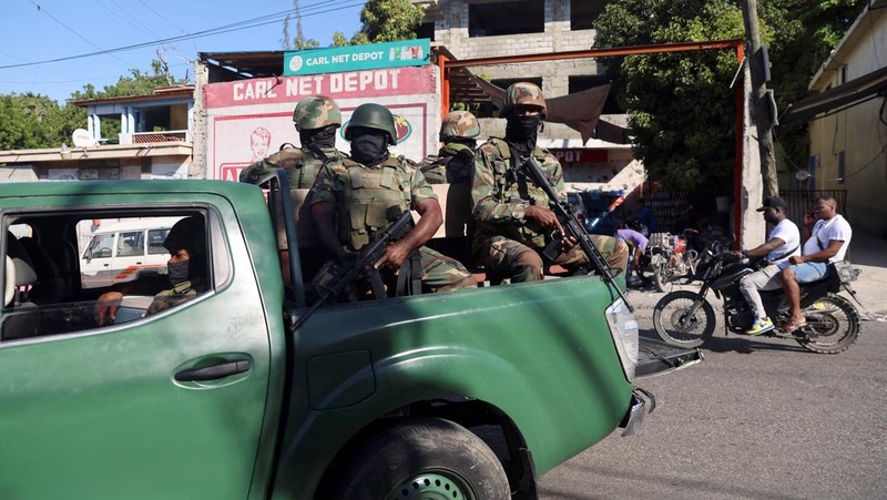 Anggota Angkatan Bersenjata Haiti berpatroli di daerah tersebut saat orang-orang meninggalkan rumah setelah kekerasan geng bersenjata selama akhir pekan, banyak yang tergabung dalam aliansi yang dikenal sebagai Viv Ansanm, di pinggiran kota Poste Marchand, di Port-au-Prince, Haiti, 9 Desember 2024. (REUTERS/Ralph Tedy Erol)